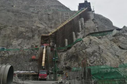 電動(dòng)環(huán)鏈葫蘆提升皮帶機(jī)航架，解決黃藏寺水利工程混凝土入倉難題